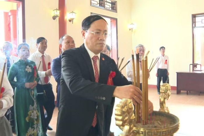  Chủ tịch UBND tỉnh Phạm Anh Tuấn và các đại biểu dâng hương tại lễ kỷ niệm. Ảnh: Nhật Trường 