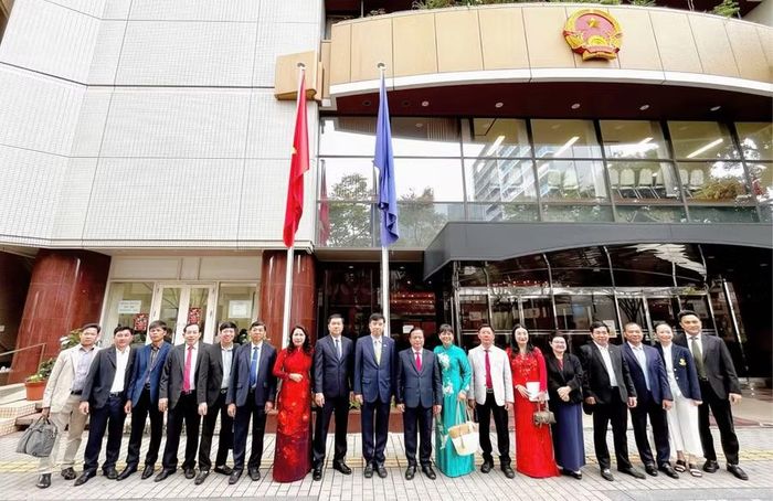 Đoàn công tác tỉnh Gia Lai chụp ảnh lưu niệm với cán bộ, nhân viên Tổng Lãnh sự quán Việt Nam tại Osaka. Ảnh: Ngọc Luận