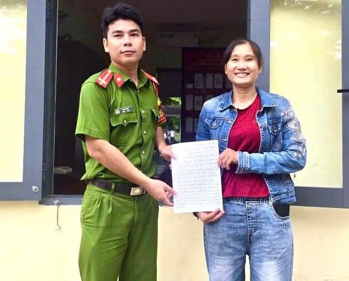 Chị Luyến viết thư cảm ơn Công an xã Ia Pa sau khi nhận lại được số tiền đã chuyển nhầm. Ảnh: ĐVCC