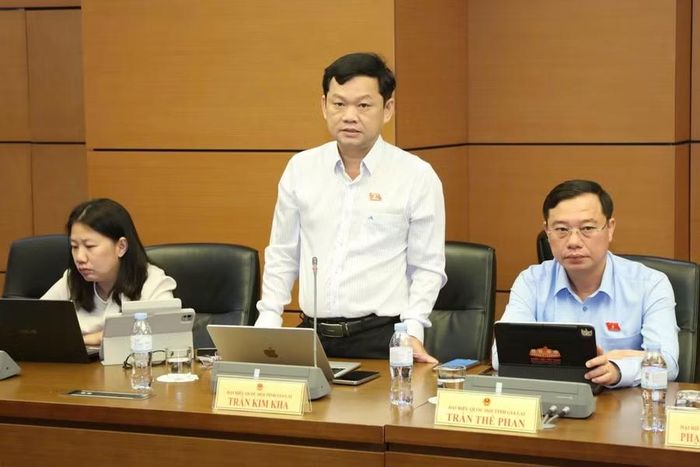 ĐB Trần Kim Kha cho rằng cần nghiên cứu điều chỉnh quy định để tạo điều kiện cho trẻ mồ côi được sống cùng người thân ruột thịt, bảo đảm quyền lợi của trẻ và duy trì sự gắn kết gia đình. Ảnh: Đoàn ĐBQH tỉnh Gia Lai