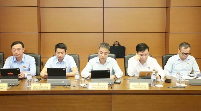 Các thành viên Đoàn ĐBQH tỉnh Gia Lai tham dự phiên thảo luận tại tổ sáng 19-10. Ảnh: Đoàn ĐBQH tỉnh Gia Lai
