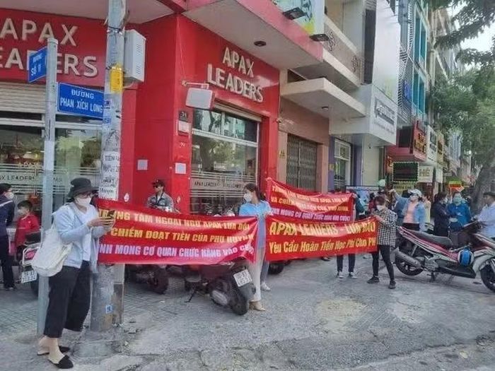 Phụ huynh TP.HCM kéo đến Apax Phan Xích Long để đòi quyền lợi vào tháng 2-2023. Ảnh: Ngọc Long/Báo Thanh Niên