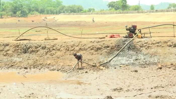 Khu vực phía Tây tỉnh thường thiếu nước phục vụ sinh hoạt, sản xuất trong mùa nắng nóng. Ảnh: Thanh Tuấn