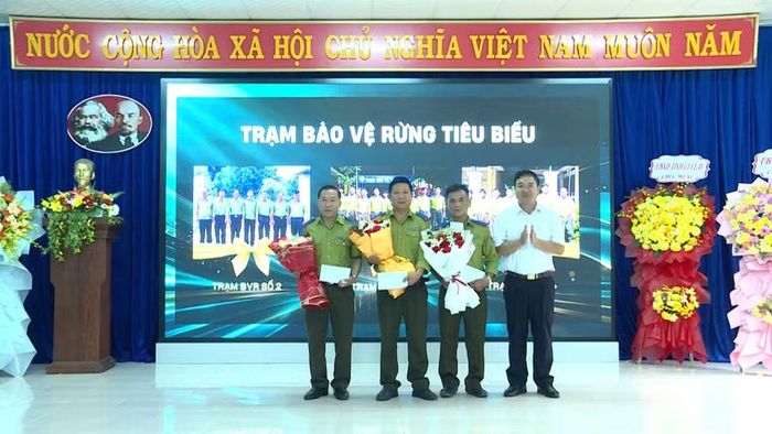  Khen thưởng các trạm bảo vệ rừng tiêu biểu. Ảnh: Huy Toàn 