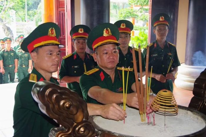  Lãnh đạo Sư đoàn 2 dâng hương nhân kỷ niệm 61 năm ngày thành lập đơn vị. Ảnh: Nguyễn Tú 