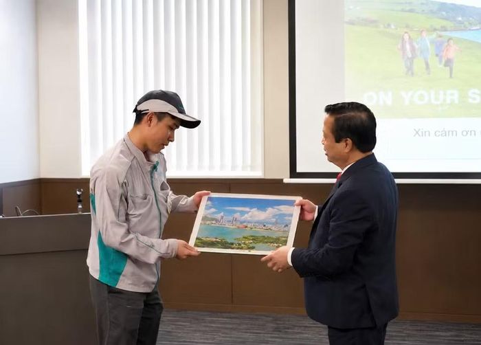  Phó Chủ tịch Thường trực UBND tỉnh Nguyễn Tuấn Thanh (bên phải) trao quà lưu niệm cho đại diện Công ty Kubota. Ảnh: Ngọc Luận 