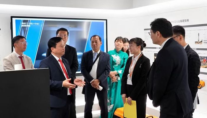  Phó Chủ tịch Thường trực UBND tỉnh Nguyễn Tuấn Thanh (hàng đầu, bìa trái) trao đổi với đại diện Tập đoàn Haseko. Ảnh: Ngọc Luận 