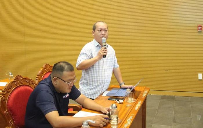  Nhà báo Hoàng Phúc Thắng (Báo Nhân dân thường trú tại tỉnh Gia Lai) trao đổi về vấn đề UBND tỉnh triển khai đánh giá KPI nhằm đổi mới phương thức quản lý, đánh giá cơ quan hành chính và công chức theo kết quả đầu ra. Ảnh: Trọng Lợi 