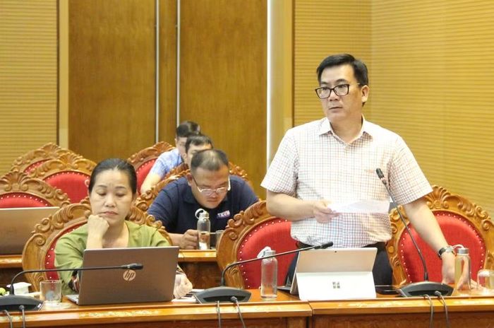  Phó Giám đốc Sở Nội vụ Phạm Minh Trung giải đáp các vấn đề liên quan đến việc triển khai hệ thống đánh giá KPI, sắp xếp, bố trí, điều động cán bộ, công chức cấp xã và đội ngũ giáo viên tại các trường học. Ảnh: Trọng Lợi 