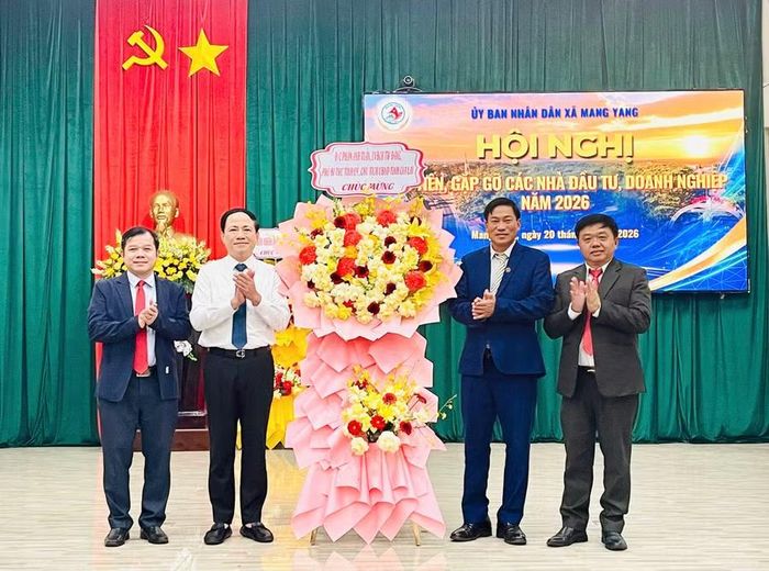  Chủ tịch UBND tỉnh Phạm Anh Tuấn (thứ 2 từ trái sang) tặng lẵng hoa chúc mừng Ngày truyền thống xã Mang Yang. Ảnh: Phương Dung 