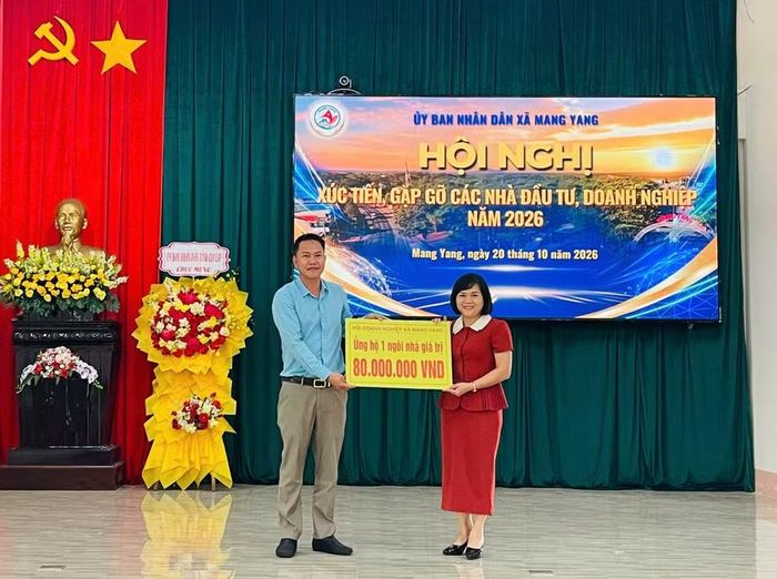  Đại diện Hội Doanh nghiệp xã trao kinh phí hỗ trợ xây dựng 1 ngôi nhà trị giá 80 triệu đồng. Ảnh: Phương Dung 