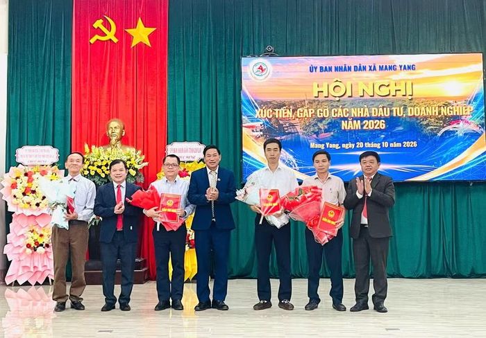  Lãnh đạo xã Mang Yang trao bản ghi nhớ cho các nhà đầu tư. Ảnh: Phương Dung 