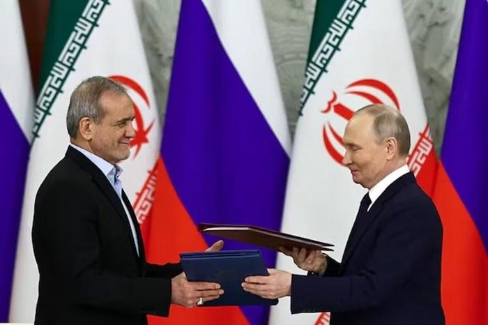  Tổng thống Nga Vladimir Putin và Tổng thống Iran Masoud Pezeshkian tham dự lễ ký kết các văn kiện tại Moscow, Nga. Ảnh: Reuters 