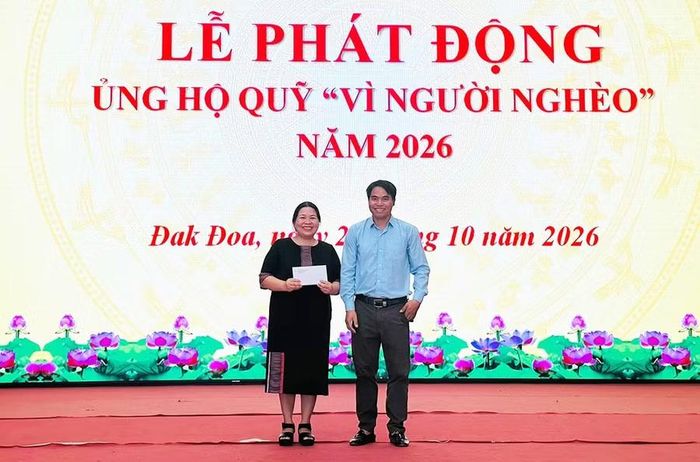  Các cá nhân ủng hộ trực tiếp tại lễ phát động. Ảnh: Phạm Ngọc 