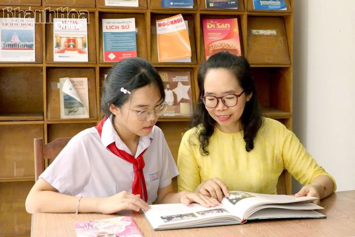 Em Lê Nguyễn Uyên Nghi - học sinh lớp 8C1, Trường THCS Nha Trang (điểm trường chính) cùng mẹ đọc sách tại Thư viện tỉnh Khánh Hòa.