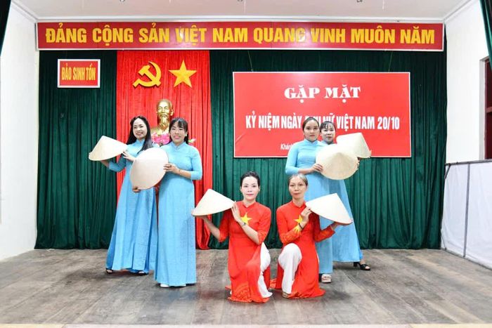 Tiết mục văn nghệ của tổ phụ nữ đảo Sinh Tồn.
