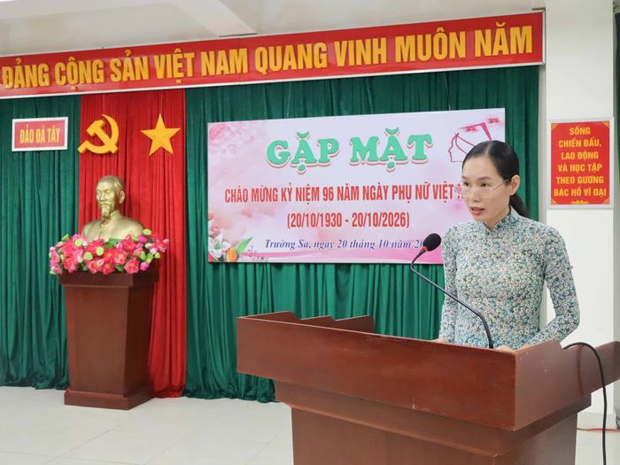 Hội viên phụ nữ đảo Đá Tây phát biểu ôn truyền thống.