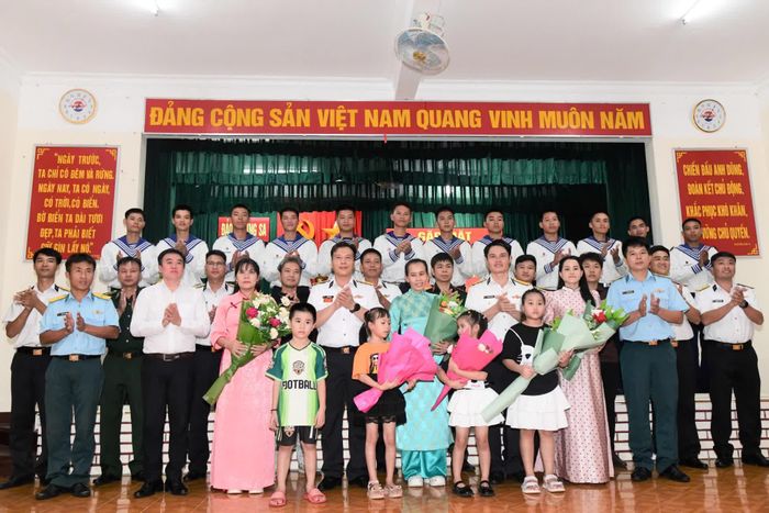 Cán bộ, chiến sĩ, các lực lượng trên đảo Trường Sa tặng hoa chúc mừng hội viên phụ nữ trên đảo.
