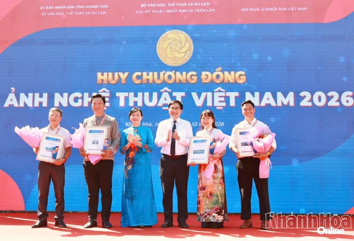 Ban tổ chức trao huy chương đồng cho các tác giả đoạt giải.