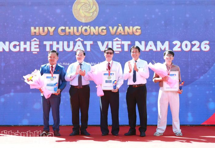 Thứ trưởng Tạ Quang Đông và Phó Chủ tịch Thường trực UBND tỉnh Khánh Hòa Nguyễn Long Biên trao huy chương vàng cho 3 tác giả đoạt giải.