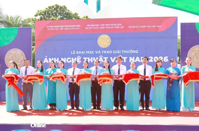 Thứ trưởng Tạ Quang Đông, Phó Chủ tịch Thường trực UBND tỉnh Nguyễn Long Biên cùng đại biểu cắt băng khai mạc triển lãm.