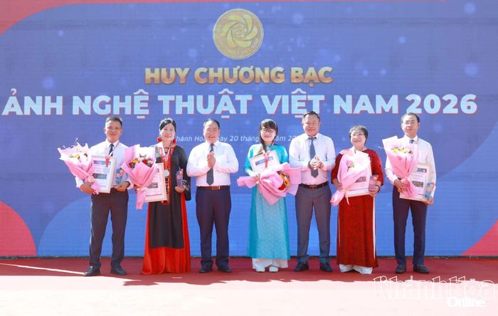 Ban tổ chức trao huy chương bạc cho các tác giả đoạt giải.