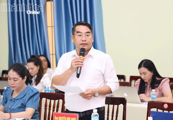 Lãnh đạo UBND phường Cam Linh báo cáo tại buổi làm việc.