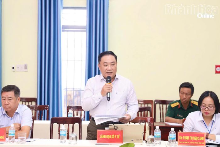 Lãnh đạo Sở Y tế phát biểu ý kiến tại buổi làm việc.