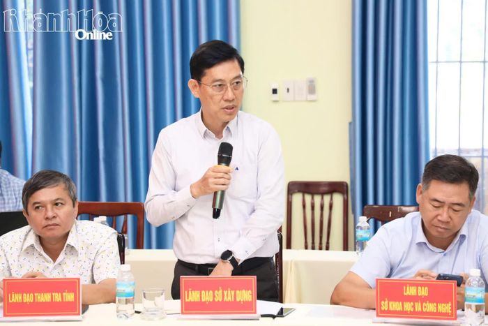 Lãnh đạo Sở Xây dựng phát biểu góp ý.