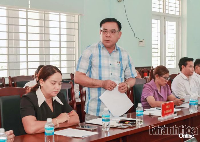 Lãnh đạo Đảng ủy xã Tây Khánh Vĩnh phát biểu tại buổi làm việc.