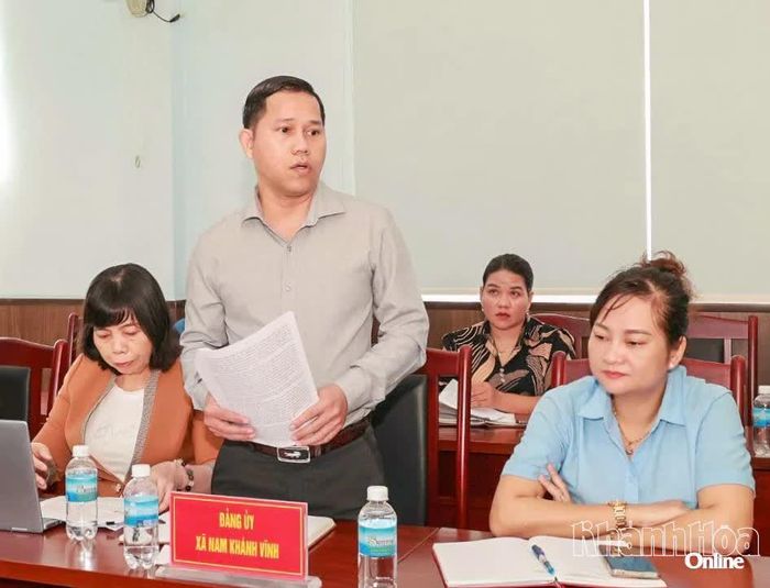 Lãnh đạo Đảng ủy xã Nam Khánh Vĩnh phát biểu tại buổi làm việc.