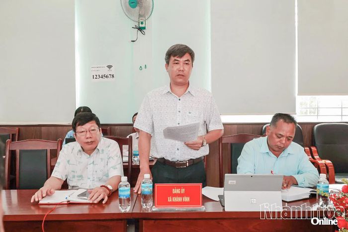 Lãnh đạo Đảng ủy xã Khánh Vĩnh phát biểu tại buổi làm việc.
