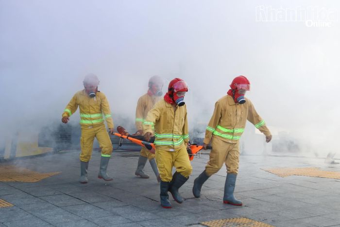Lực lượng chữa cháy tại chỗ khẩn trương đưa người bị nạn ra khỏi hiện trường.