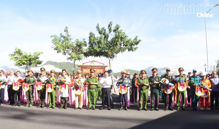 Ban Chỉ đạo thực tập tặng cờ lưu niệm cho các lực lượng tham gia.