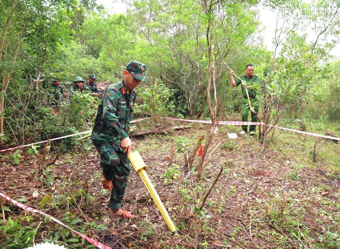 Lực lượng công binh rà phá bom, mìn, vật liệu nổ, bảo đảm an toàn khu vực khai quật tìm kiếm hài cốt liệt sĩ.