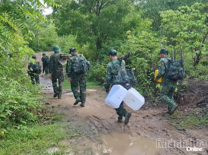 Bộ đội mang theo can nhựa để lấy nước suối phục vụ sinh hoạt, nấu ăn.