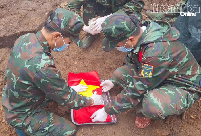 Hài cốt các liệt sĩ được bao gói cẩn thận, đặt vào ba lô để đưa xuống núi.