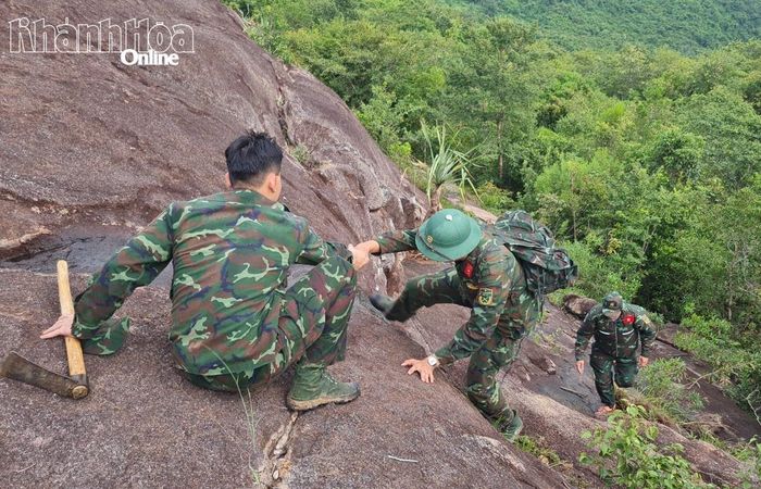 Càng lên cao, địa hình càng hiểm trở.