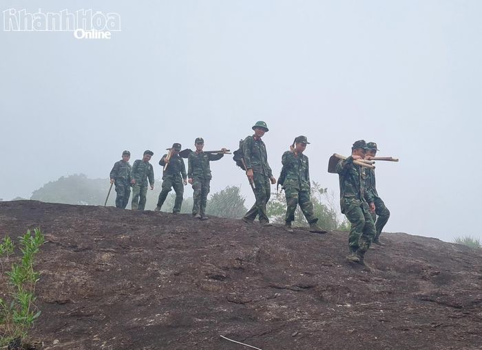 Sương mù bao phủ đỉnh núi, những bãi đá dốc trơn trượt khiến việc di chuyển thêm khó khăn.