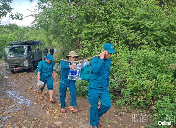 Đoàn công tác mang theo lương thực, thực phẩm, nước uống và vật dụng cần thiết để nghỉ lại qua đêm trên núi.