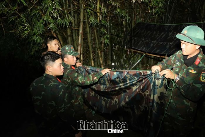 Hơn 18 giờ ngày 18-10, đoàn công tác đến vị trí trú quân gần đỉnh núi, tranh thủ dựng tăng, mắc võng nghỉ ngơi.