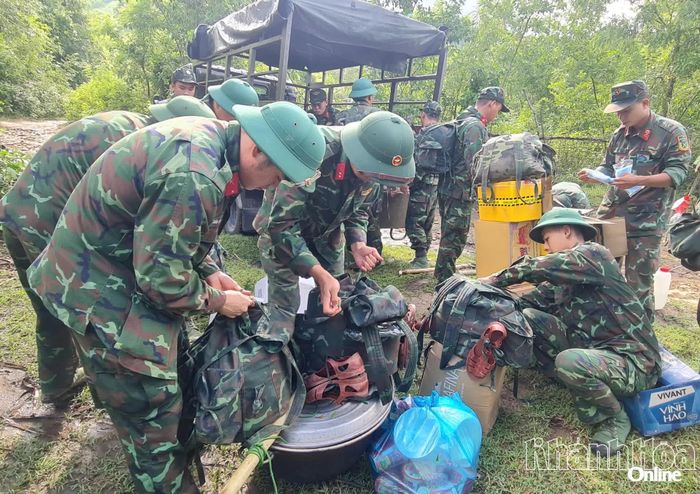 Cán bộ, chiến sĩ chuẩn bị đầy đủ vật chất, trang thiết bị trước khi lên núi.