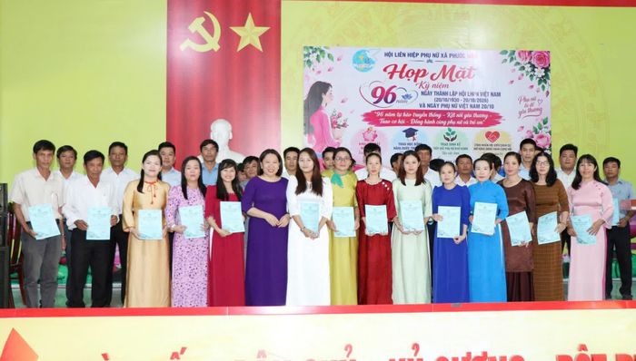 Lãnh đạo Hội Liên hiệp Phụ nữ xã Phước Hậu trao giấy chứng nhận hội viên danh dự cho các hội viên.
