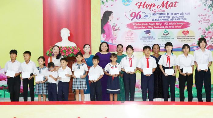 Lãnh đạo Hội Liên hiệp Phụ nữ xã Phước Hậu trao học bổng cho trẻ em.