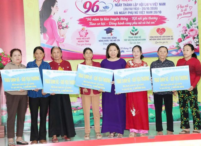 Lãnh đạo Hội Liên hiệp Phụ nữ xã Phước Hậu trao sinh kế cho các hội viên.