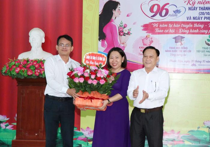 Thường trực Đảng ủy xã Phước Hậu tặng hoa chúc mừng Hội Liên hiệp Phụ nữ xã.