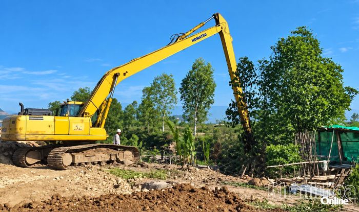 Thực hiện cưỡng chế công trình xây dựng tại phường Nam Nha Trang để thu hồi đất triển khai Dự án Khu đô thị hỗn hợp thành phố Nha Trang.