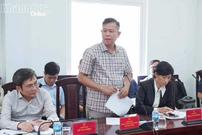 Lãnh đạo Trung tâm Phát triển quỹ đất tỉnh phát biểu.