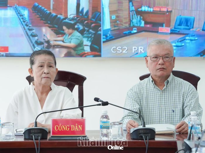 Ông Nguyễn Hữu Diệt và bà Nguyễn Kim Mạnh, đại diện cho 4 hộ dân ở phường Nam Nha Trang trình bày tại buổi tiếp công dân.