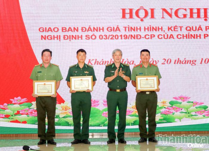 Lãnh đạo Ban Chỉ huy Bộ đội Biên phòng tỉnh trao giấy khen cho các tập thể, cá nhân.